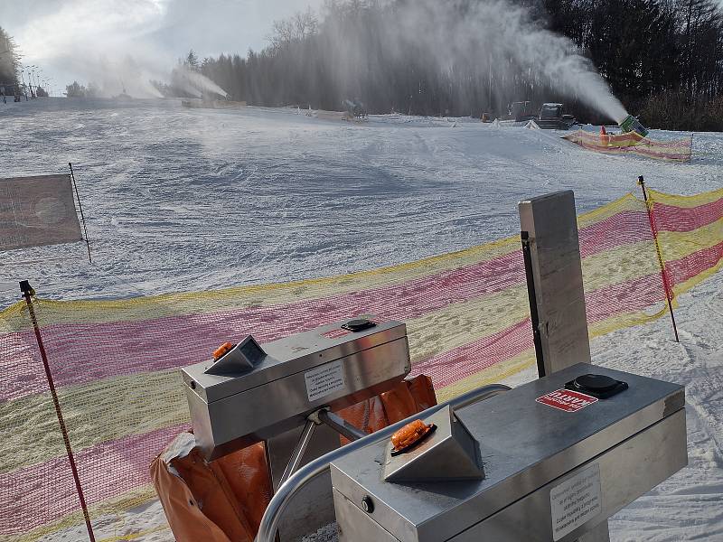 První pondělí nové lyžařské sezony ve Ski parku Filipov u horňáckého Javorníka.