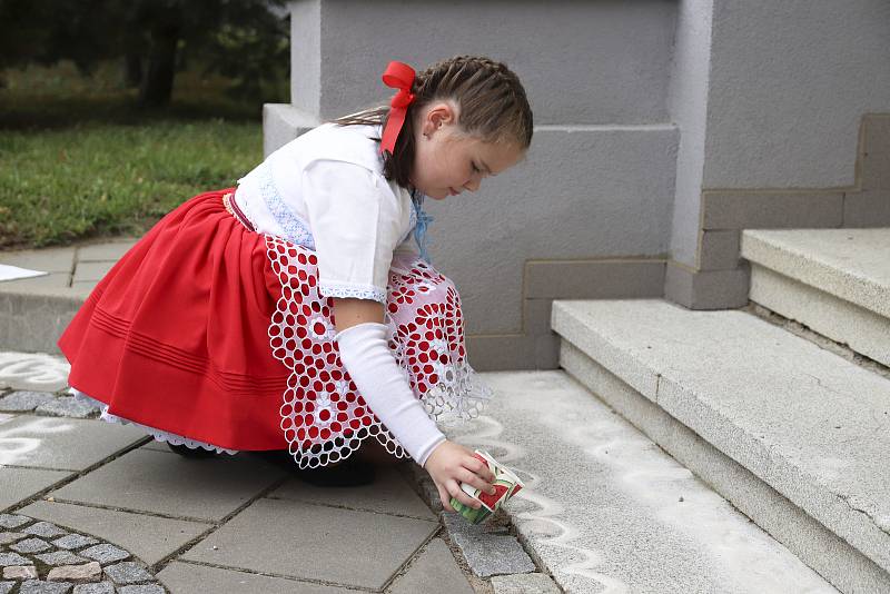 Malování ornamentů se zúčastnili žáci základní školy a laická veřejnost pod vedením zkušených maléreček.