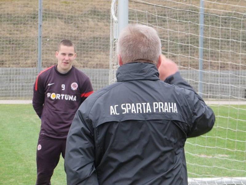 Trenér brankářů divizního Hodonína Oldřich Matůšek absolvoval na konci března pětidenní stáž v pražské Spartě, kde se potkal s bývalými vynikajícími gólmany Pavlem Srníčkem a Danielem Zítkou, ale také koučem Vítězslavem Lavičkou.