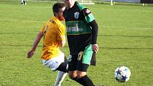 Fotbalisté Mutěnic (ve žlutém) porazili v derby vedoucí Bzenec 1:0. Jediný gól šlágru 16. kola krajského přeboru vstřelil v 15. minutě domácí záložník Lukáš Koplík. Atraktivní duel sledovalo 480 diváků.