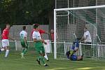 Fotbalisté třetiligového Uherského Brodu (červené dresy) v předkolo MOL Cupu zdolali divizní Bzenec 3:1.