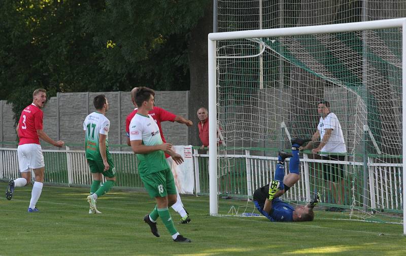 Fotbalisté třetiligového Uherského Brodu (červené dresy) v předkolo MOL Cupu zdolali divizní Bzenec 3:1.