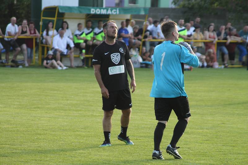 Sto let kopané v Čejči oslavili tamní fotbalisté (v zelených dresech) exhibičním utkáním proti Sigi teamu.