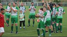 Finále okresního poháru vyhráli fotbalisté rezervy Dubňan (v zelených dresech), kteří porazili Hovorany 2:0.