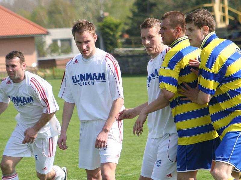 Krajský přebor: Baník Ratíškovice (v pruhovaném) vs Palavan Bavory