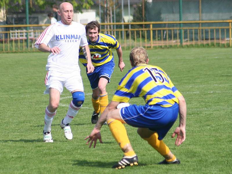 Krajský přebor: Baník Ratíškovice (v pruhovaném) vs Palavan Bavory