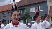 Strážnice o víkendu žila třiasedmdesátým folklorním festivalem. Maďarské tanečnice šly v průvodu jistým krokem i s lahvemi na hlavách.