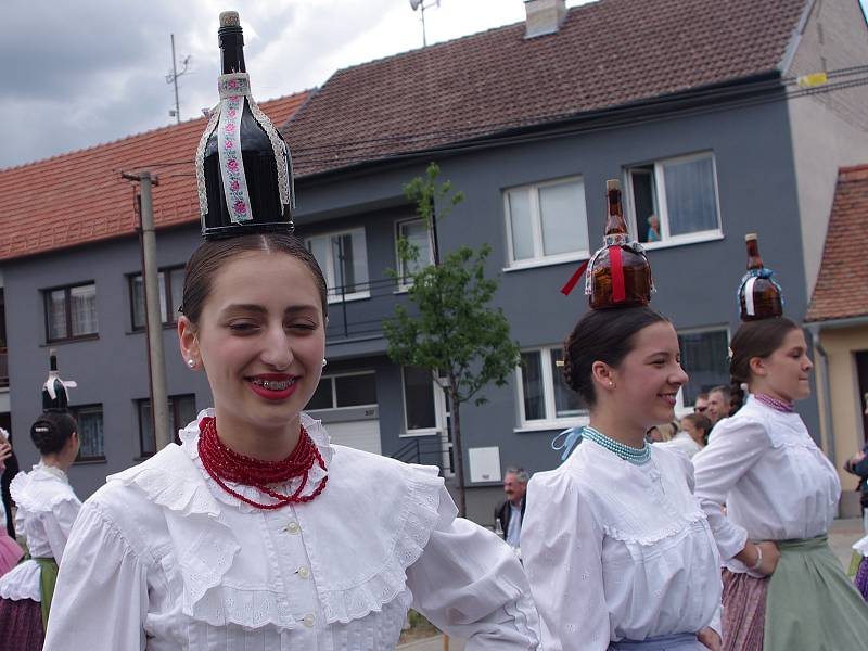 Strážnice o víkendu žila třiasedmdesátým folklorním festivalem. Maďarské tanečnice šly v průvodu jistým krokem i s lahvemi na hlavách.