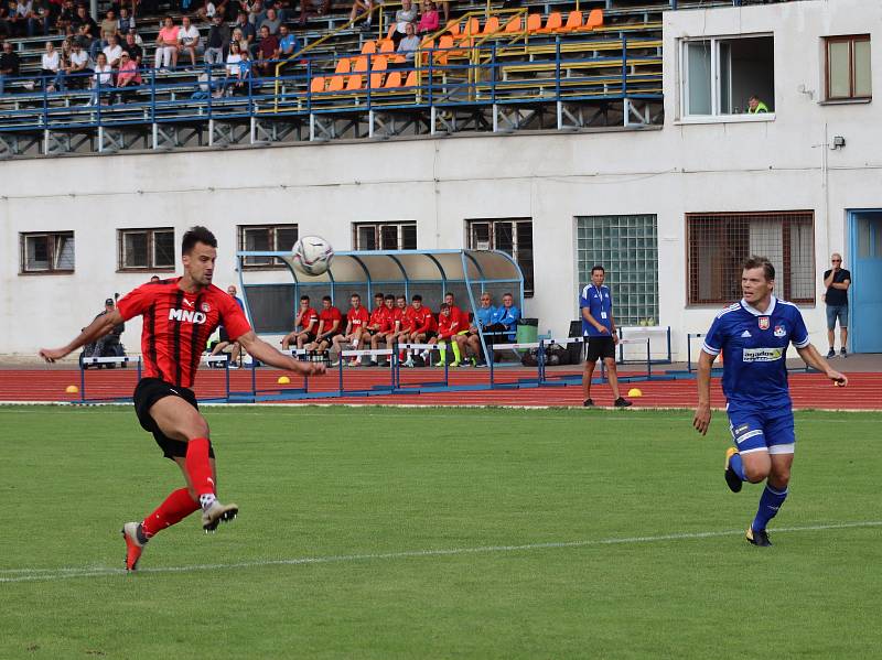 Hodonínští fotbalisté (v červeném) remizovali s Velkým Meziříčím 3:3.