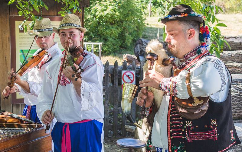 Pořad Já sa budu vydávati, který byl součástí Mezinárodního folklorního festivalu ve Strážnici. Soubory jej sehrály v areálu skanzenu.