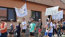 Protestní pochod za lidi pro vodu! Účastníci se postavili proti plánované těžbě štěrkopísku v blízkosti prameniště pitné vody.
