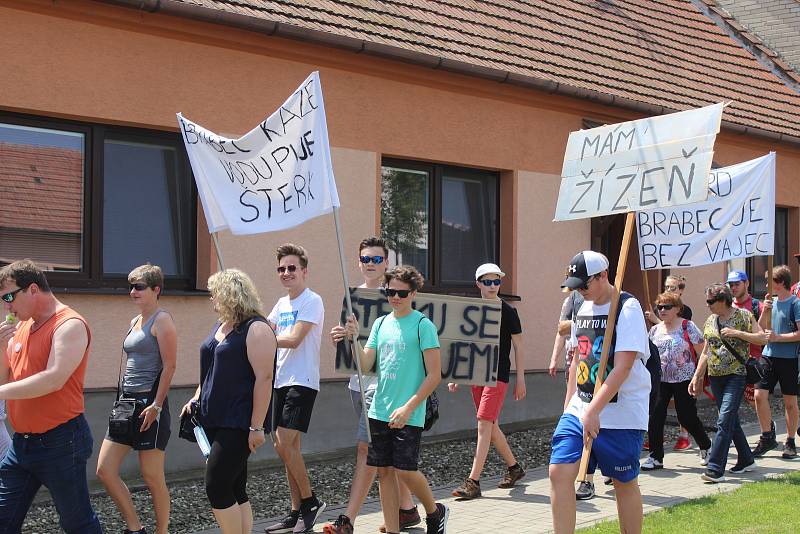 Protestní pochod za lidi pro vodu! Účastníci se postavili proti plánované těžbě štěrkopísku v blízkosti prameniště pitné vody.