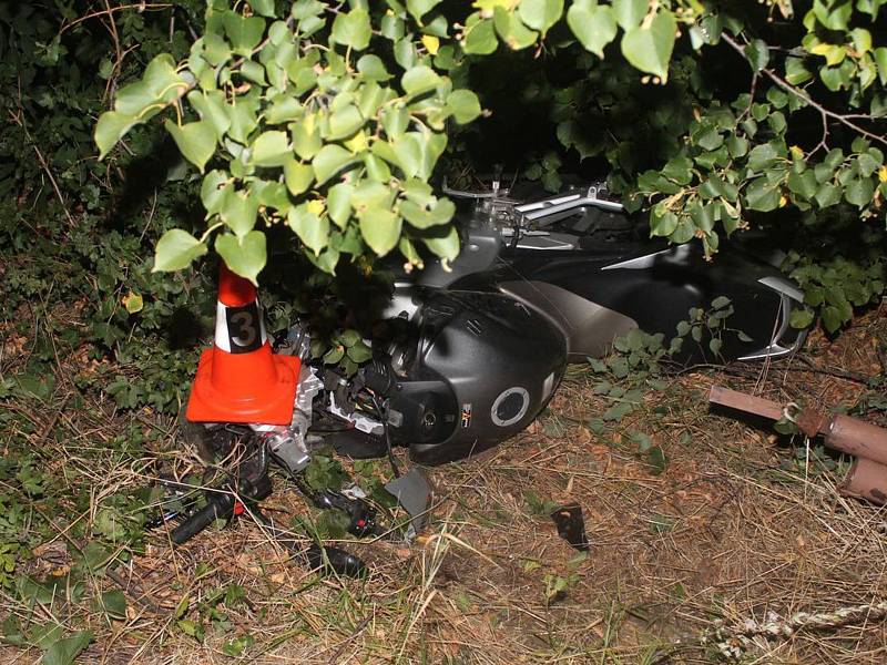 Motocyklista nevybral zatáčku a u Lipova narazil do stromu.