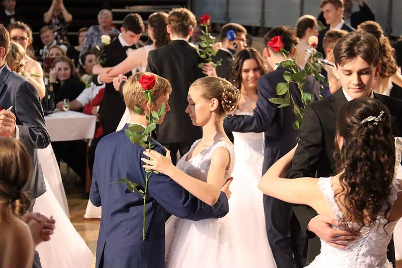 Ples pro absolventy kurzu byl ve znamení tance a dobré nálady.