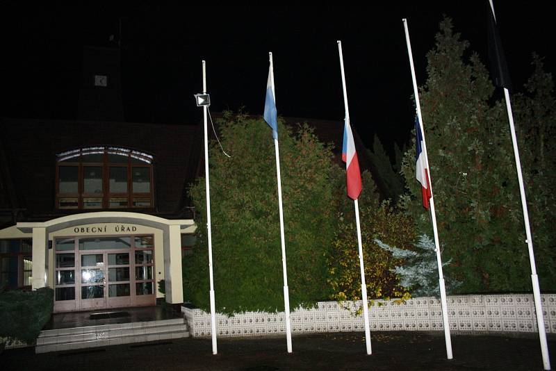 Před obecním domem v Ratíškovicích na Hodonínsku, které mají družbu s francouzským městem Vouziers, byla o víkendu spuštěna česká i francouzská vlajka pouze na půl žerdi.