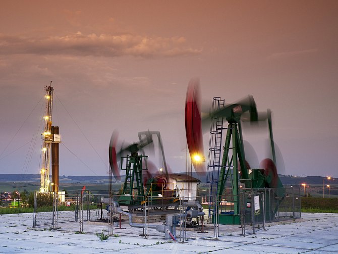 Těžba ropy u Dambořic.