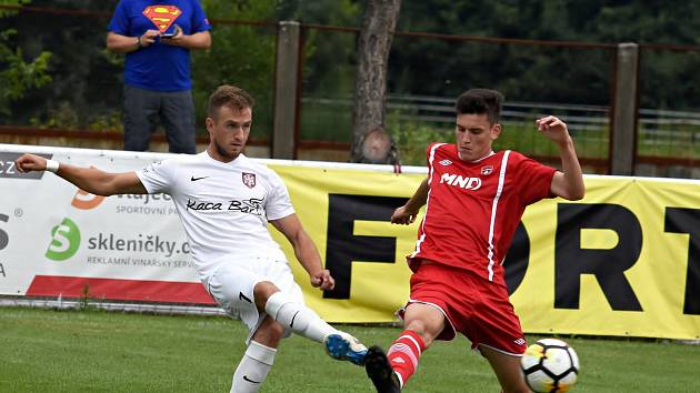 V předkole domácího poháru MOL Cup vyhráli fotbalisté Sokola Lanžhot (bílé dresy) nad FK Hodonín 3:1.