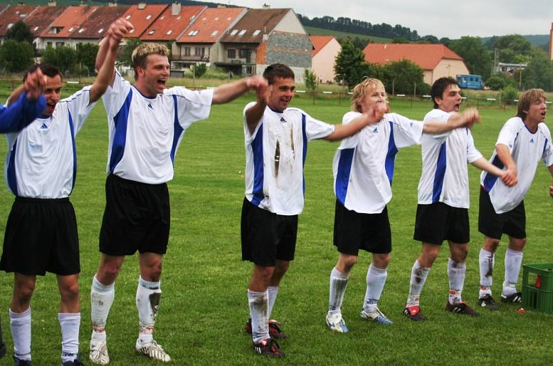 Fotbalisté Starého Poddvorova poprvé v historii klubu vyhráli okresní přebor a postoupili do krajských soutěží. 