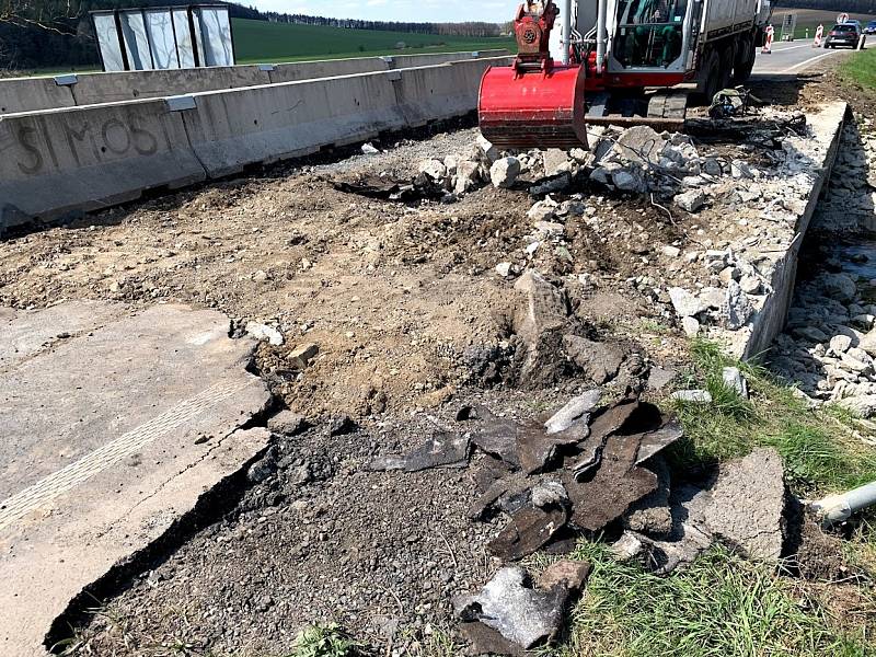 Nový most na silnici I/71 přes Rybnický potok mezi Velkou nad Veličkou a slovenskou obcí Vrbovce.