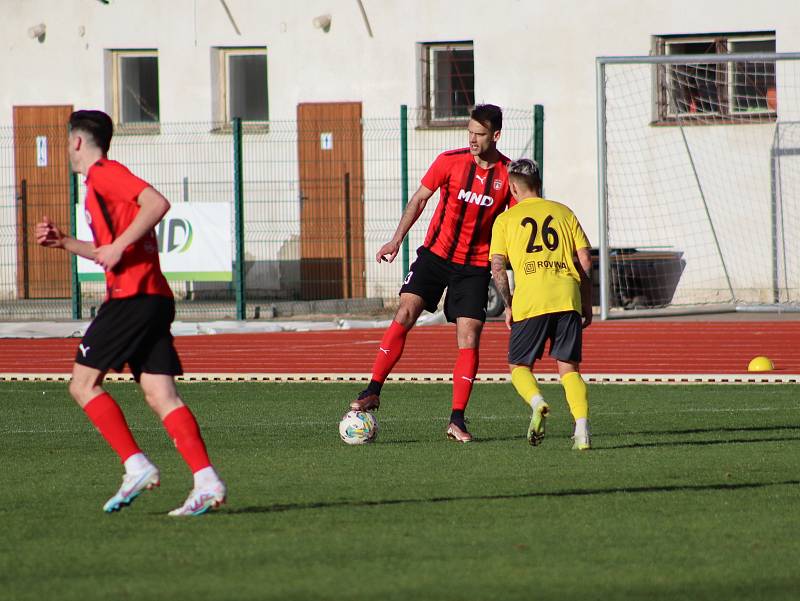 Fotbalisté Hodonína (červeno-černé dresy) ve 21. kole MSFL doma zdolali vedoucí Kroměříž 1:0. Foto: pro Deník/Jaroslav Kolísek