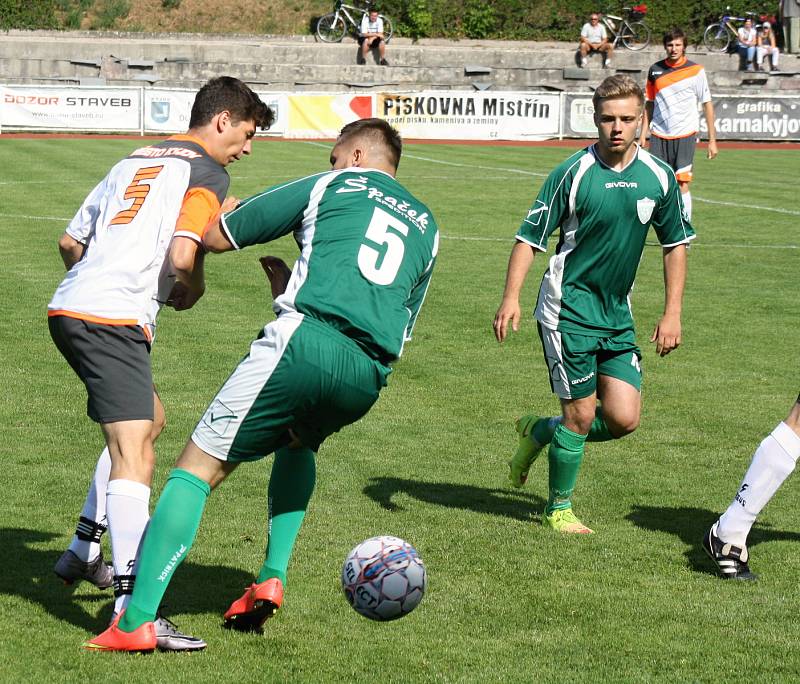 Fotbalisté Kyjova (v bílých dresech) proti Dubňanům