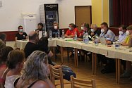 Setkání obyvatel tornádem postižených obcí v kulturním domě v Mikulčicích na pozvání jihomoravského hejtmana Jana Grolicha.