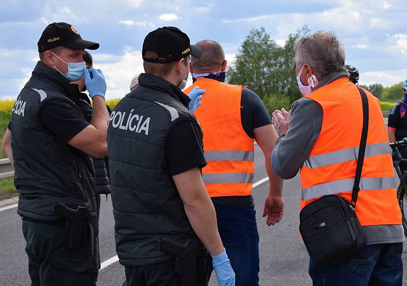 Na dvě stě padesát Čechů a Slováků se sešlo na hranici Sudoměřice - Skalica. Protestovali za znovuotevření hranic a podepisovali také petici.