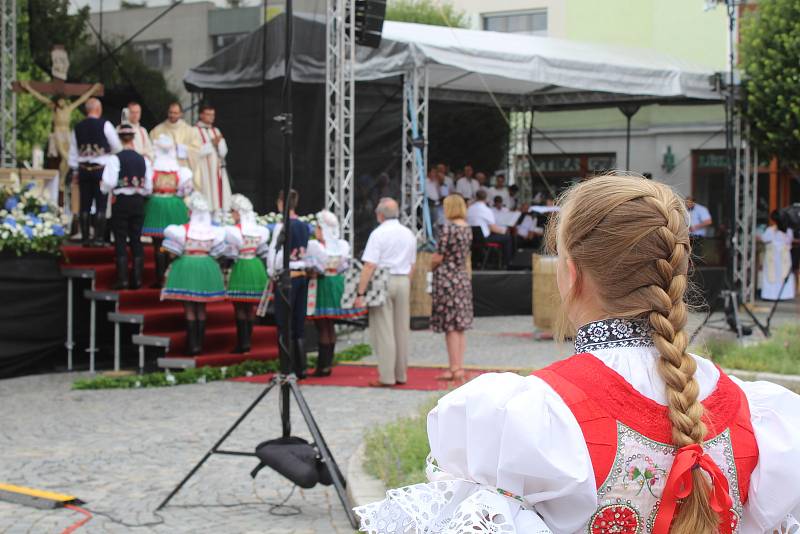 Primiční mše na náměstí v Kyjově novokněze a místního rodáka Filipa Hochmana.