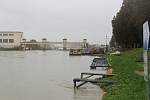 Třetí stupeň povodňové aktivity na řece Moravě u hodonínského přístaviště před středečním polednem.