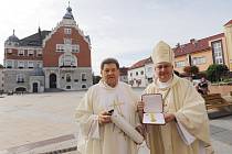 Čestný kříž dostal hodonínský kněz a děkan Josef Zouhar. Jde o záslužné ocenění Pro Ecclesia et Pontific.