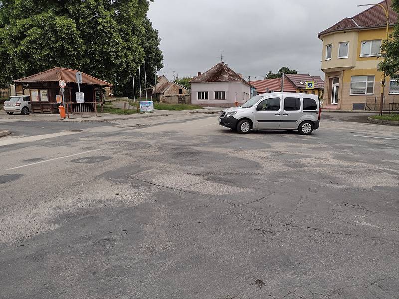 Křižovatku v Hroznové Lhotě čeká rekonstrukce i úpravy.