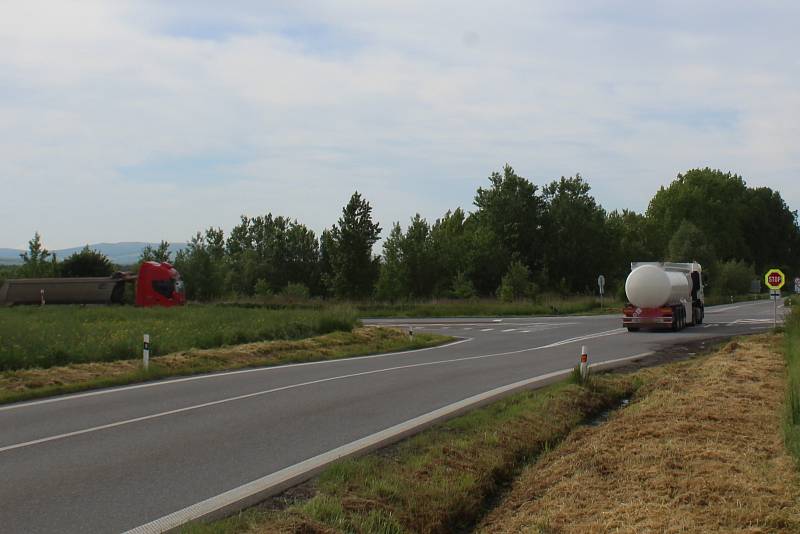 Situace na pánovské křižovatce v pondělí ráno při pohledu ze směru do Ratíškovic do Hodonína.
