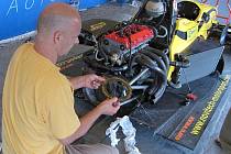 Mechanik při demontáži převodovky a spojky formule Reynard 032 F3.