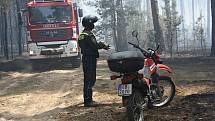Situaci sledoval i hasič na terénním motocyklu.