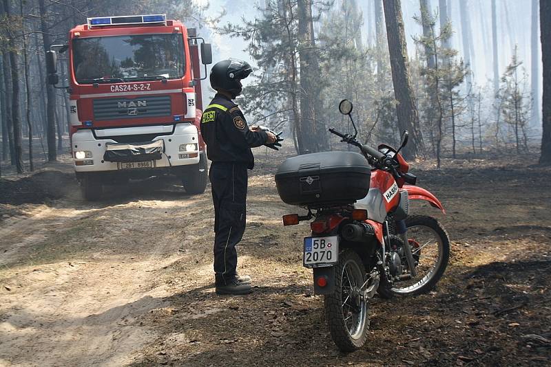 Situaci sledoval i hasič na terénním motocyklu.