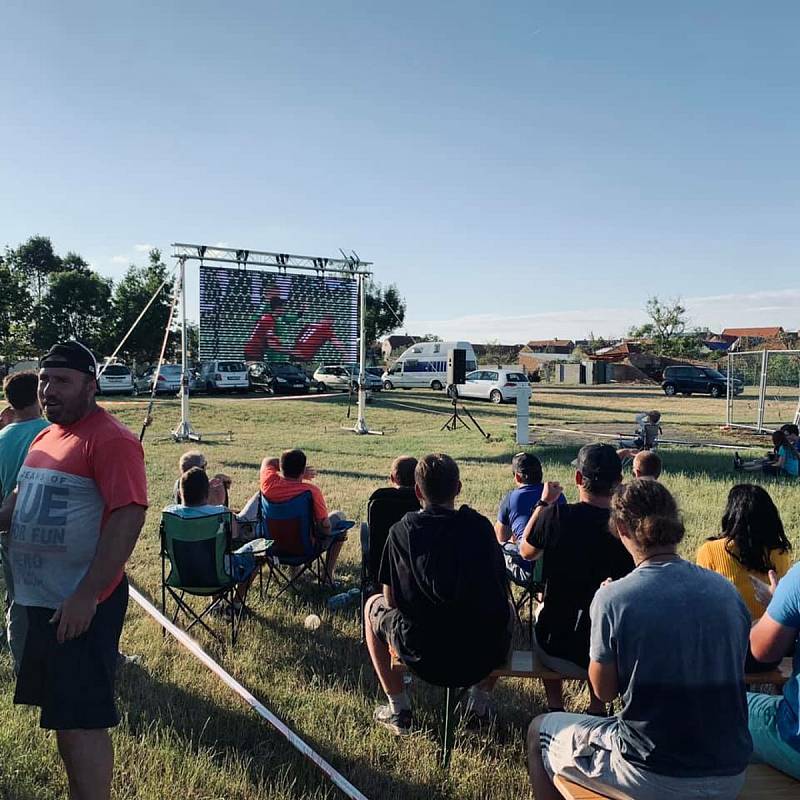 V sobotu si dobrovolníci dopřáli oddech v podobě sledování fotbalového zápasu.