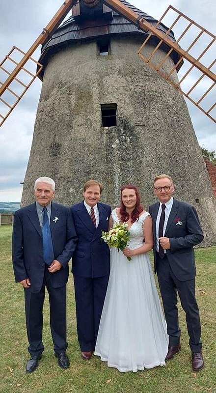 Svatba zpěvačky Terezy Nálevkové s hercem a hudebníkem Vojtěchem Havelkou v Kuželově u historického větrného mlýna.