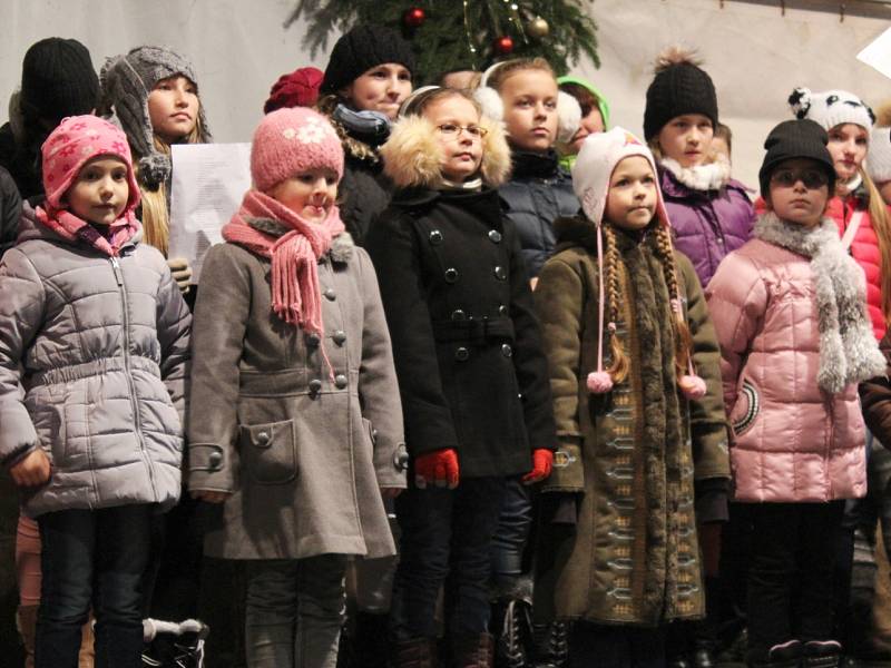 Lidé si na hodonínském Masarykově náměstí zazpívali koledy spolu se sbory Crescendo a Přípravným pěveckým sborem Základní umělecké školy Hodonín. 
