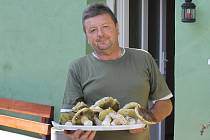 Miloslav Belka z Mikulčic si v posledních dnech domů přinesl témě sto kilo hub.