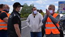 Na dvě stě padesát Čechů a Slováků se sešlo na hranici Sudoměřice - Skalica. Protestovali za znovuotevření hranic a podepisovali také petici.