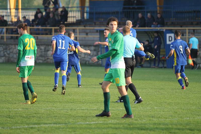 Fotbalisté Ratíškovic (v modrém) remizovali s Ráječkem 2:2.