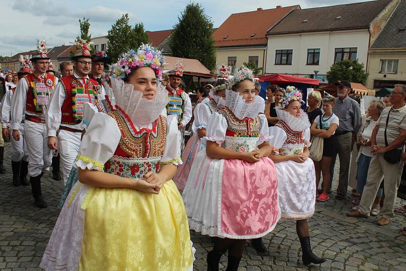 Sobotní krojovaný průvod.