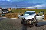Dvě osobní auta se srazila v sobotu odpoledne na silnici I/55 u Hodonína.