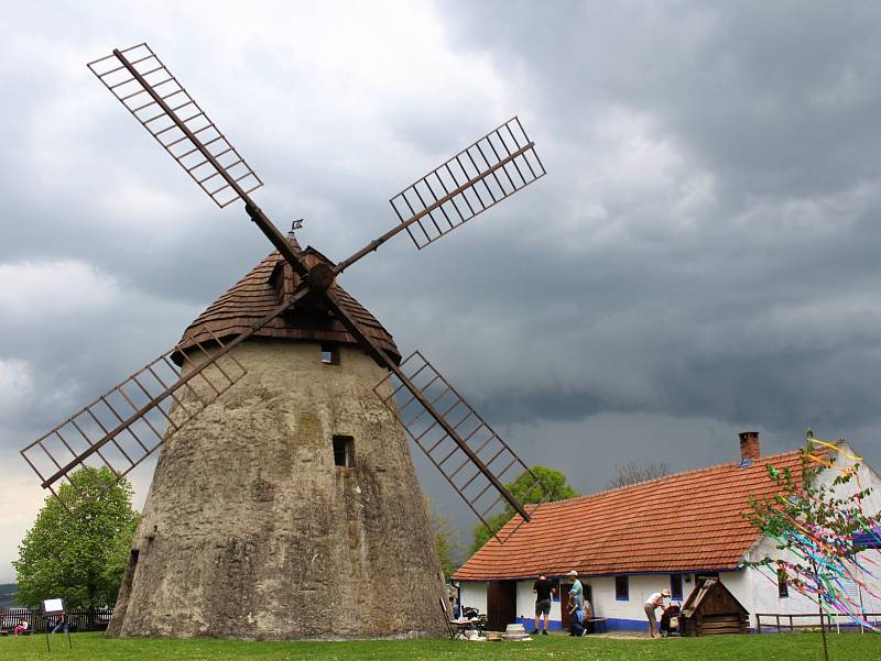 Větrný mlýn Kuželov ještě před rekonstrukcí.