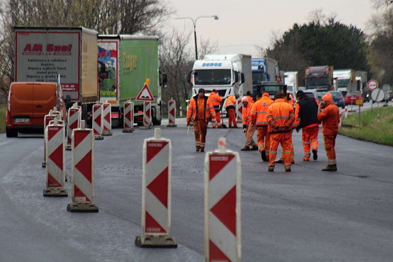 Provoz na silnici I/55 a opravy u křižovatky na Josefov ve čtvrtek ráno.