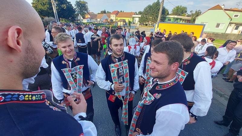 Krojovaná chasa na Svatováclavských hodech v Kostelci.