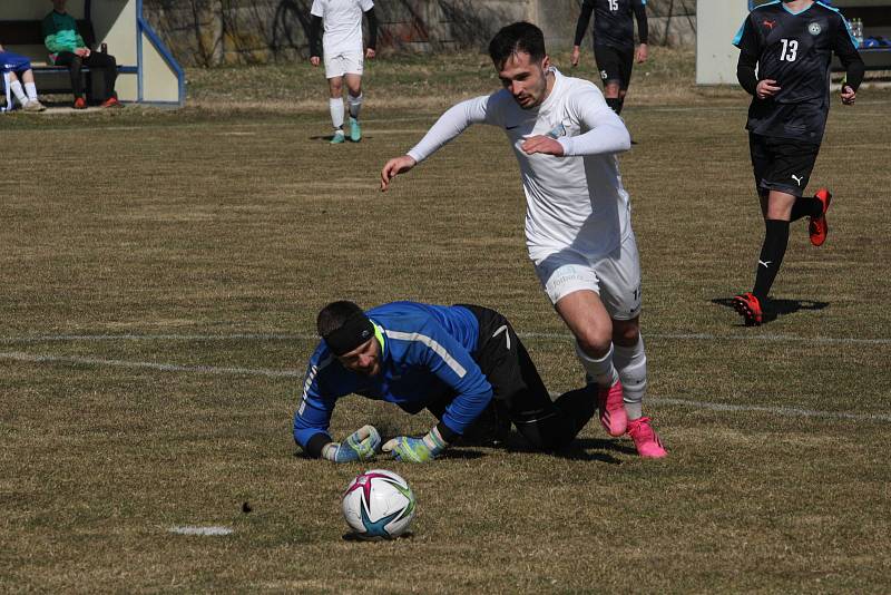 Fotbalisté FC Veselí nad Moravou (bílé dresy) v posledním přípravném zápase zdolali Osvětimany 6:2.