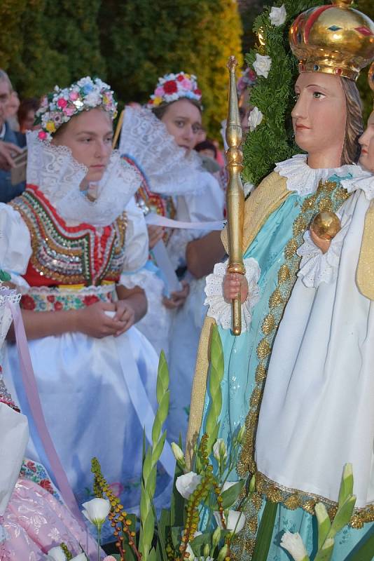 Zlatá sobota je vyvrcholením poutního roku. Do Žarošic se sjíždí věřící z blízka i daleka.