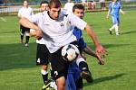 Derby fotbalistů Dolních Bojanovic (v bílém) se Starým Poddvorovem skončilo remízou 1:1. Mladý ratíškovický rozhodčí Adam Kordula navíc v závěru vyloučil dva hráče.