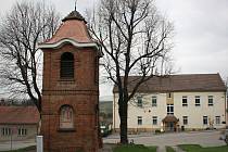 Nenkovická zvonice se stala kulturní památkou. V obci stojí více než sto let a stále několikrát denně vyzvání.
